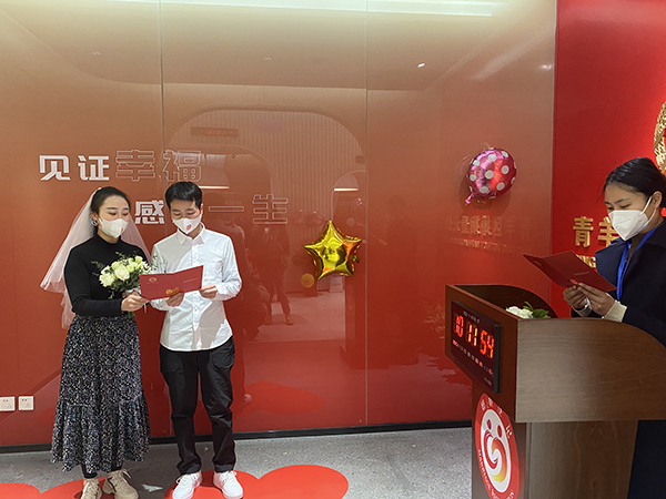 成都青羊：公园里“扯证”结婚 满满的幸福感_fororder_两位新人宣誓+供图+成都青羊区委宣传部