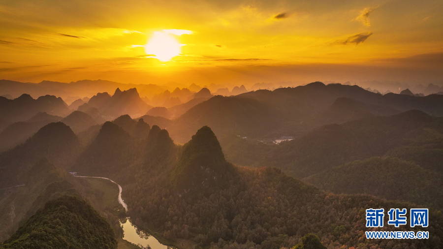 廣西百色:晚霞映紅楓 唯美如油畫