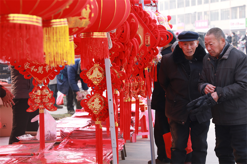 【原创】信阳市浉河区：乡村大集迎新年_fororder_老哥俩互相询问年货备办的情况，正在轻声交流.JPG