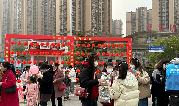 自贡高新区：提灯游园闹元宵 迎接消费开门红_fororder_1活动现场