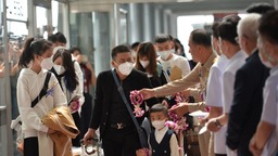 泰國副總理到機場歡迎防疫政策調整後首批抵泰中國旅客