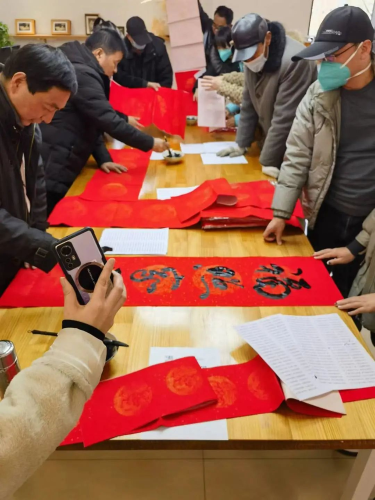 【看高新】写春联送祝福  打通文化惠民“最后一公里”_fororder_图片1