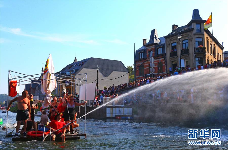 比利时举办第34届“浴缸划船节”