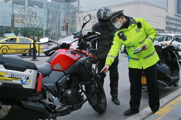 重庆市九龙坡区警方全面开展摩托车突出交通违法整治_fororder_图片2