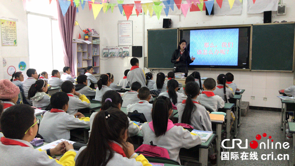 在丹巴县城区小学,老师们以"扣好人生第一颗纽扣"作为新学期第一堂