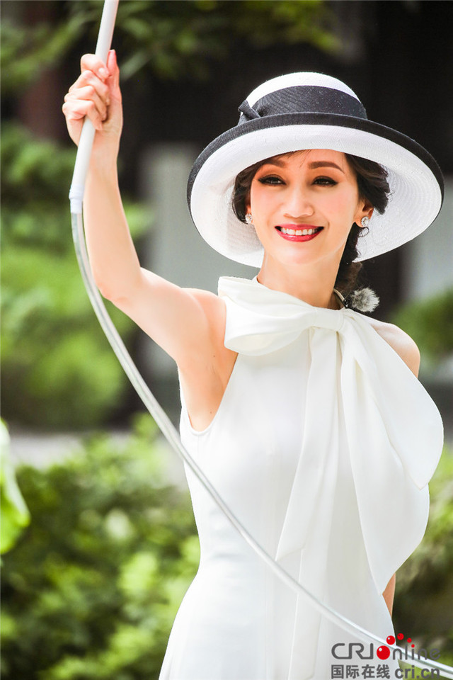 《我们来了》众星游园 赵雅芝华丽出场(组图)