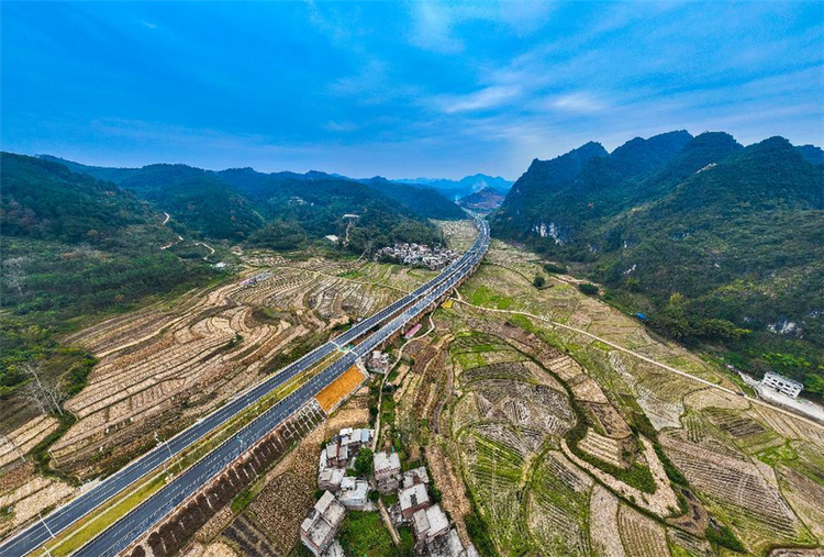 广西田新高速、大凭高速建成通车 架起与东盟国家互联互通“黄金大通道”_fororder_图片12