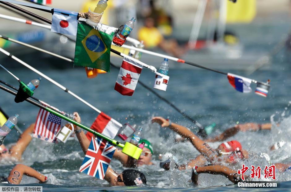 裏約奧運公開水域游泳比賽 教練岸邊喂食選手似釣魚