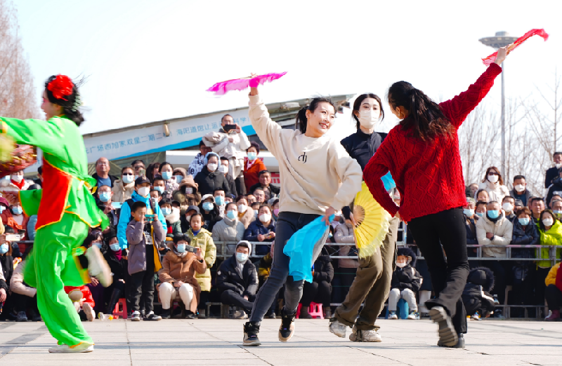 Выступление с хайянским народным танцем Янгэ на Праздник фонарей_fororder_圖片10