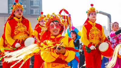 Выступление с хайянским народным танцем Янгэ на Праздник фонарей