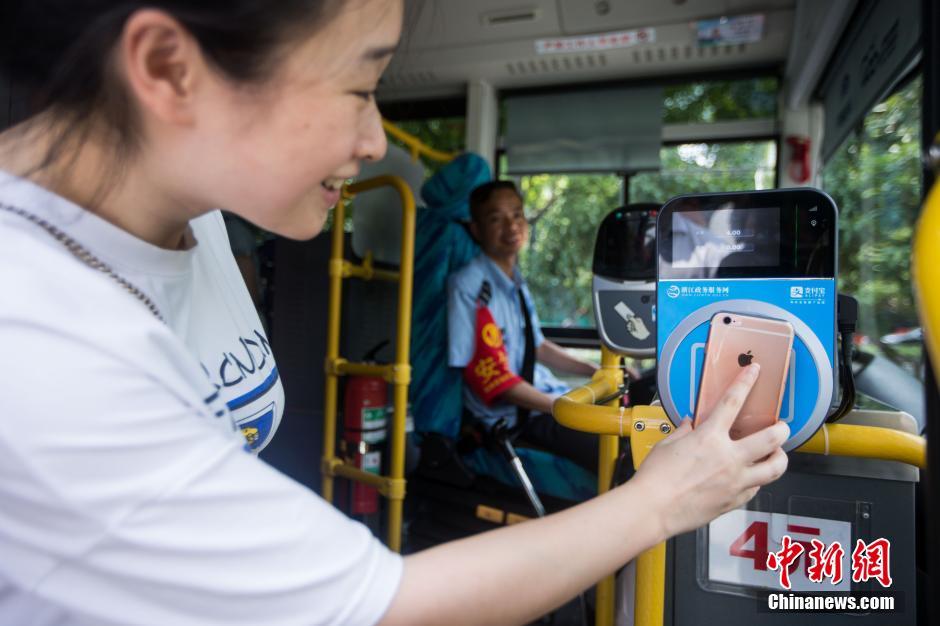杭州公交试点应用支付宝乘坐公交车