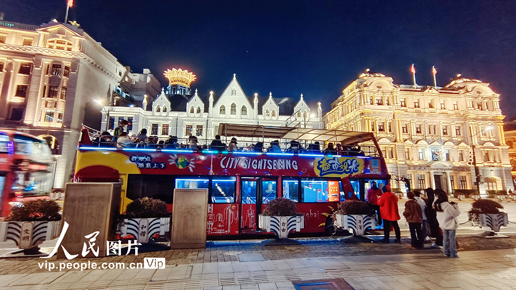 上海：黄浦江两岸夜景迷人_fororder_MAIN202301110911000094689461262