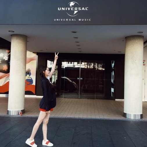 满屏都是腿！欧阳娜娜穿大红短裙长腿吸睛