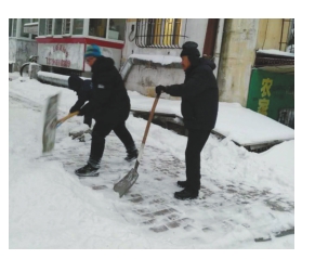 【龙江正能量】八旬老人带孙子参加志愿扫雪