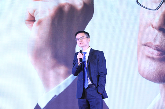 明月镜片副总裁曾哲指出,作为行业领头企业,明月镜片一直以引领行业