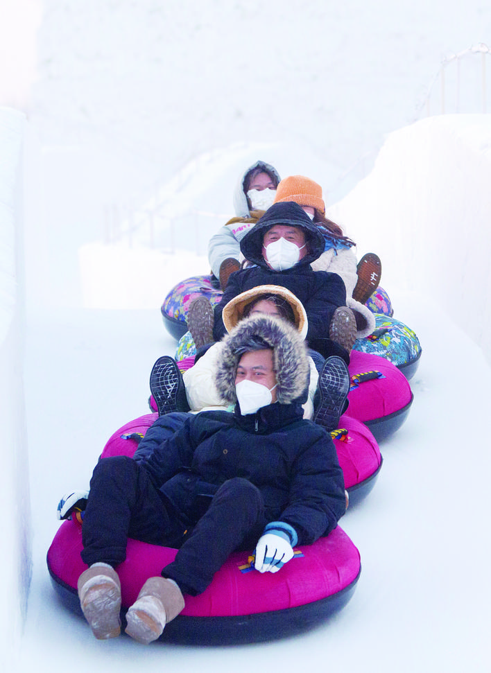 圖片默認標題_fororder_玩一把驚險刺激的雪滑梯，盡享冰雪樂趣。
