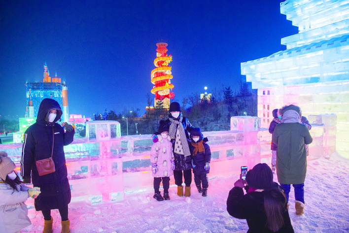 圖片默認標題_fororder_市民在多彩的冰雕前合影。