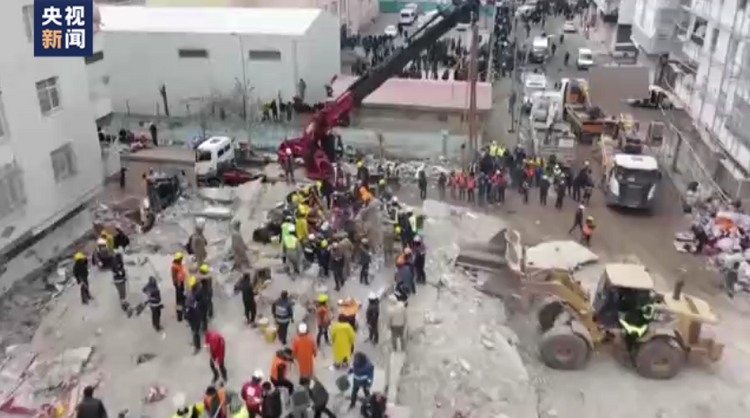 航拍土耳其强震灾区 满目废墟救援仍在持续