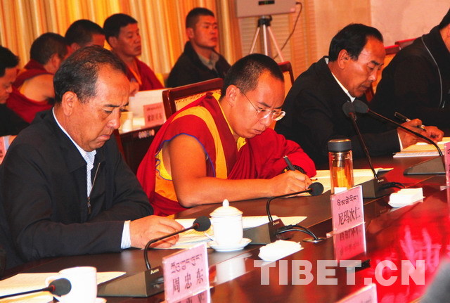 十一世班禅这次到那曲,召开了两个座谈会.