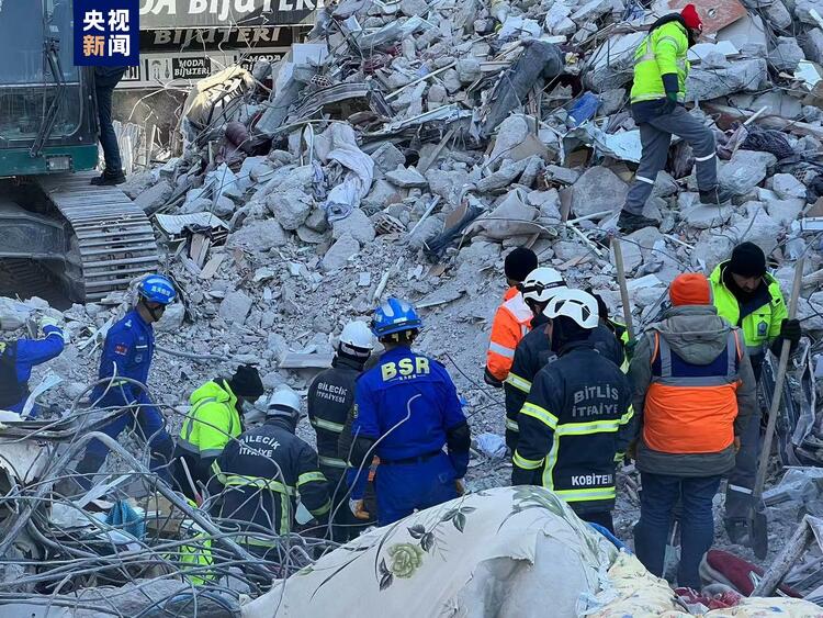 中国蓝天救援队在土救出幸存者1人 搜救工作持续进行中