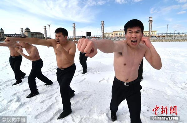 ตำรวจรถไฟจีนเปลือยกายบนฝึกซ้อมท่ามกลางอากาศหนาวจัด