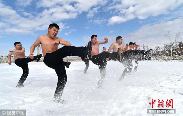 ตำรวจรถไฟจีนเปลือยกายบนฝึกซ้อมท่ามกลางอากาศหนาวจัด