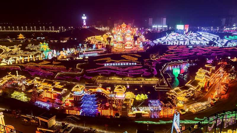 图集 | 第二十九届自贡国际恐龙灯会已准备就绪 将于1月17日璀璨开幕_fororder_3第29届自贡国际恐龙灯会现场（摄影-廖志全）