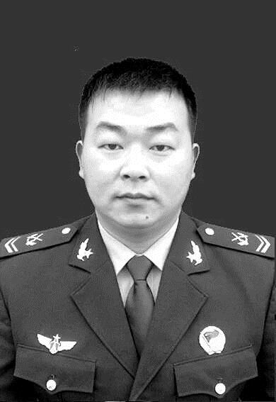 他三闯火海救人生命最后一刻的动作让无数人泪奔