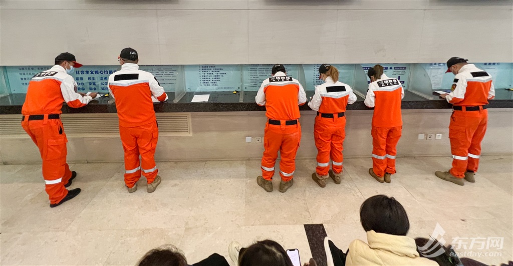 【聚焦上海】應急救援隊隊員奔赴土耳其救援 上海公安加急辦理護照