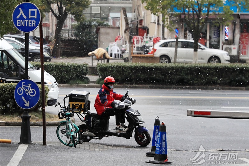 【图说上海】2023初雪降临 上海下起“认真的雪”