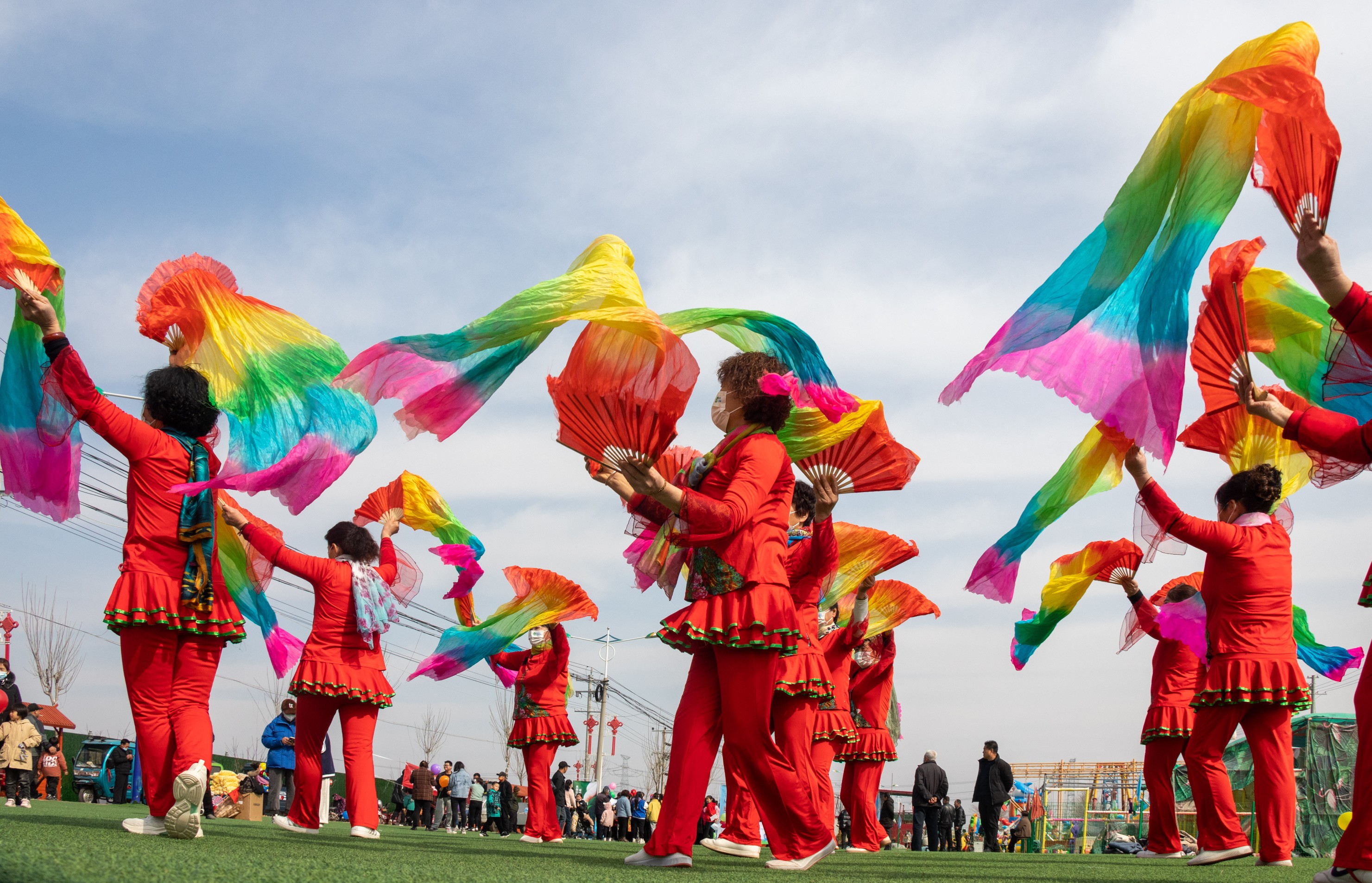 (原創)保定徐水:鄉村過大年 文明實踐“不打烊”_fororder_商平莊村民在文化步行街娛樂健身。張雲峰 攝.