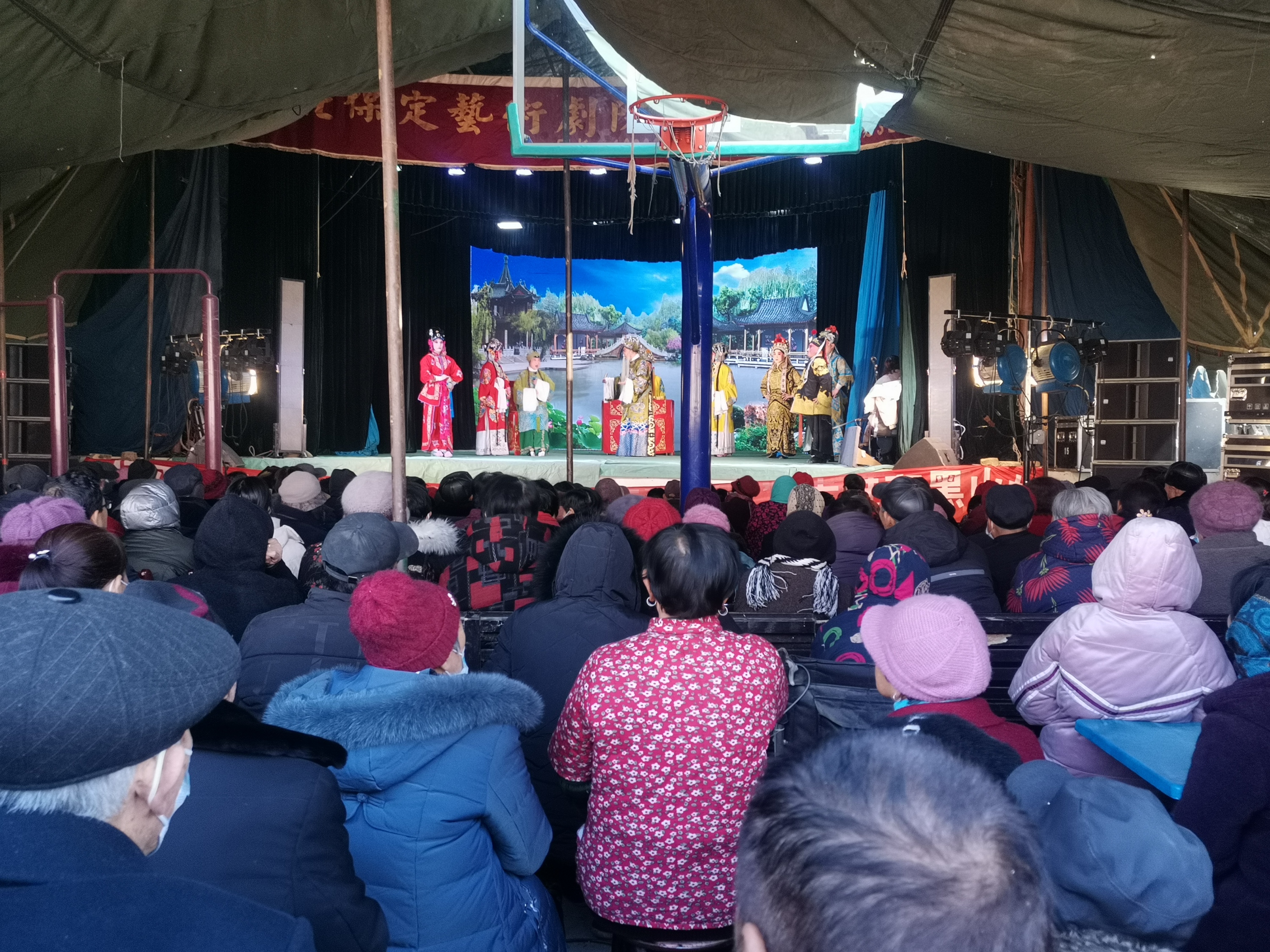 (原創)保定徐水:鄉村過大年 文明實踐“不打烊”_fororder_送戲下鄉,讓百姓過足“戲癮”。蘇曉柳 攝