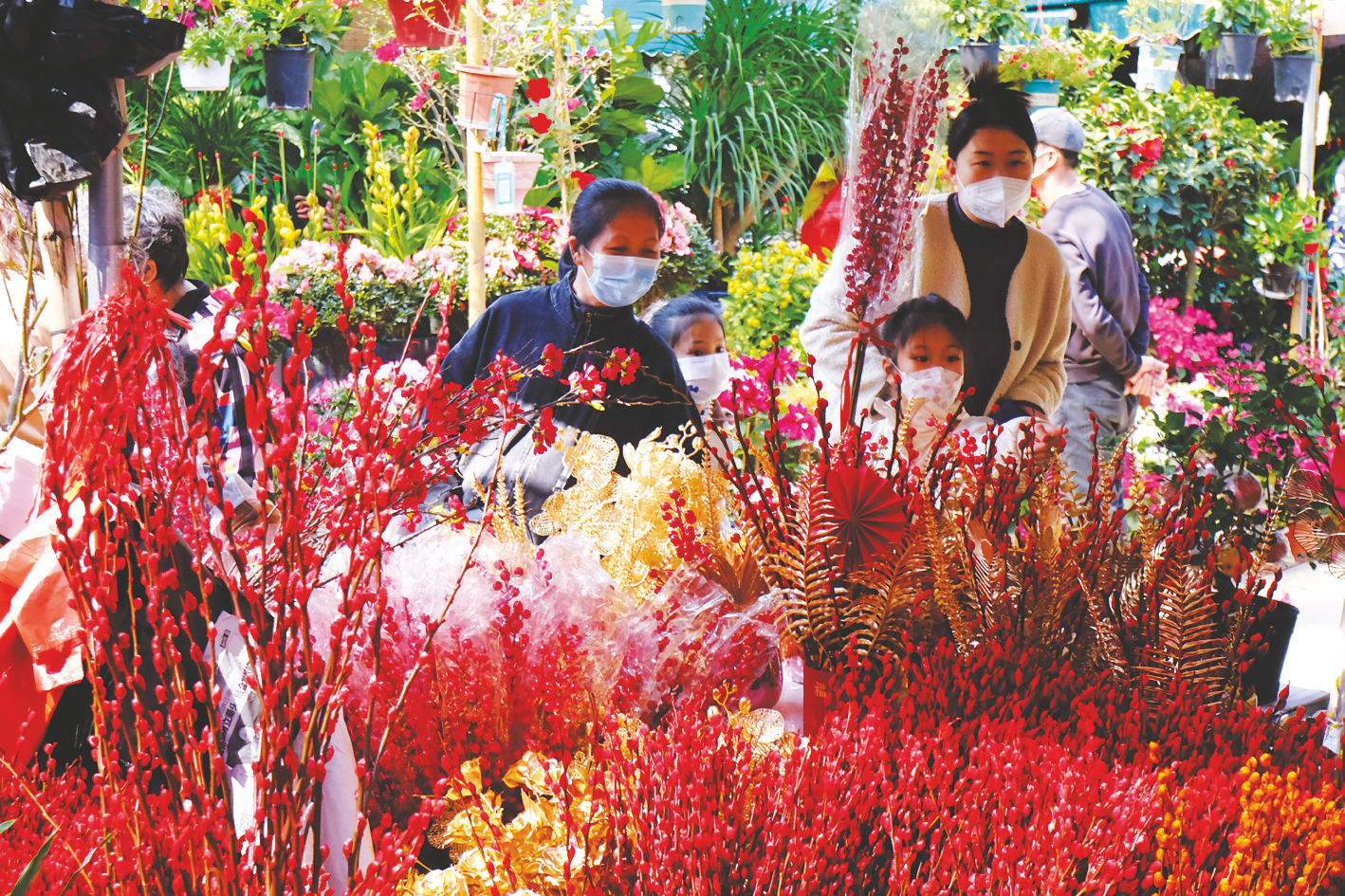 南宁各个市场进入“春节模式” 市民把浓浓“年味”带回家