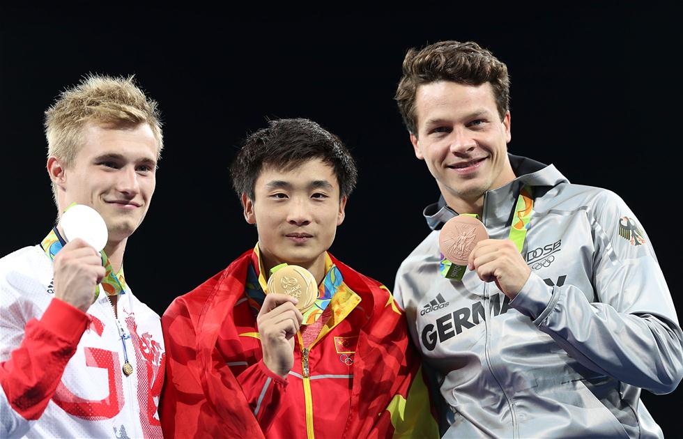 男子跳水三米板领奖台:曹缘男子夺金 男子跳水三米板领奖台:曹缘男子夺金