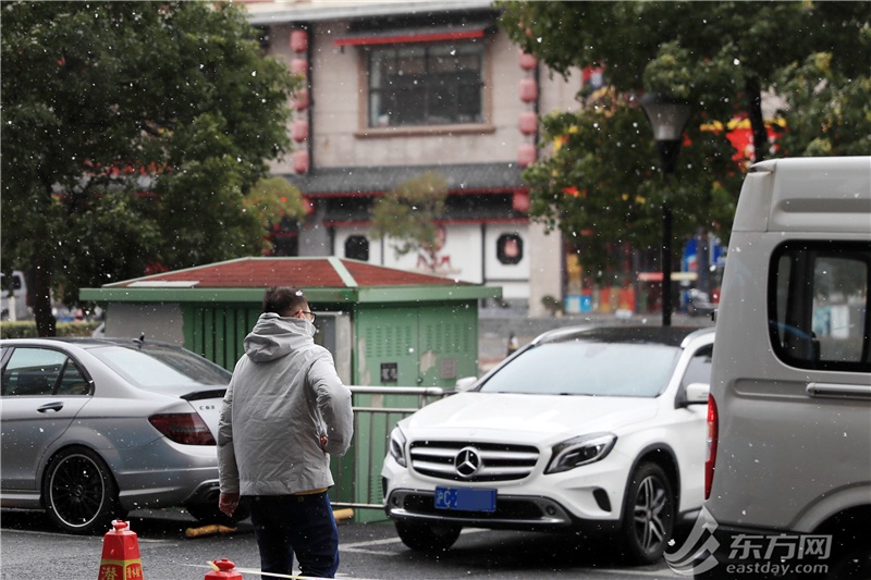 【图说上海】2023初雪降临 上海下起“认真的雪”