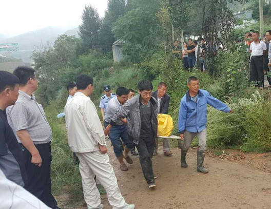 安塞暴雨引發山洪 十幾輛車被捲入河道