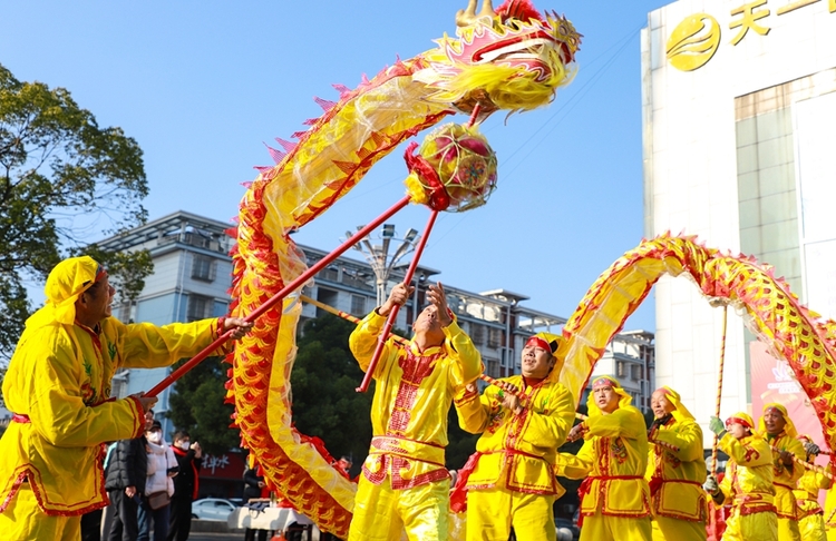 江苏靖江：文化惠民洋溢文明年味