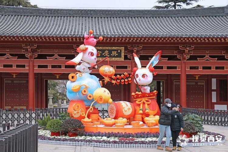 兴庆宫公园布展迎兔年