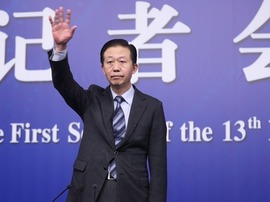 財政部部長肖捷向記者舉手示意