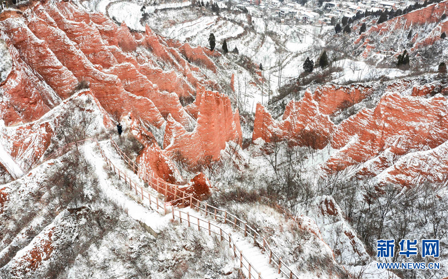 河南三门峡：红石映雪如画屏