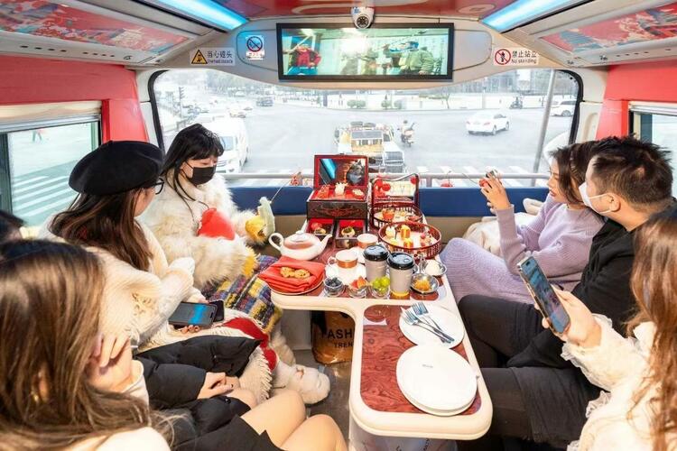 西安城市观光车新春主题“长安瑞兔号”首发
