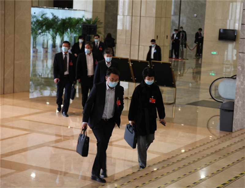 【西安兩會】獻良策傳民意 人大代表陸續報到參會_fororder_2