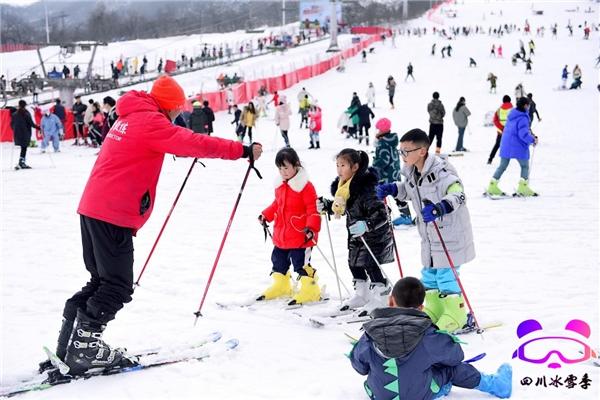 四川省第五届全民健身冰雪季两场活动 在成都西岭雪山滑雪场同天齐开