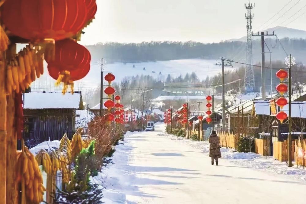 吉林市：滑雪天堂 燃情熱“雪”_fororder_雪鄉挂起紅燈籠，年味撲面而來。