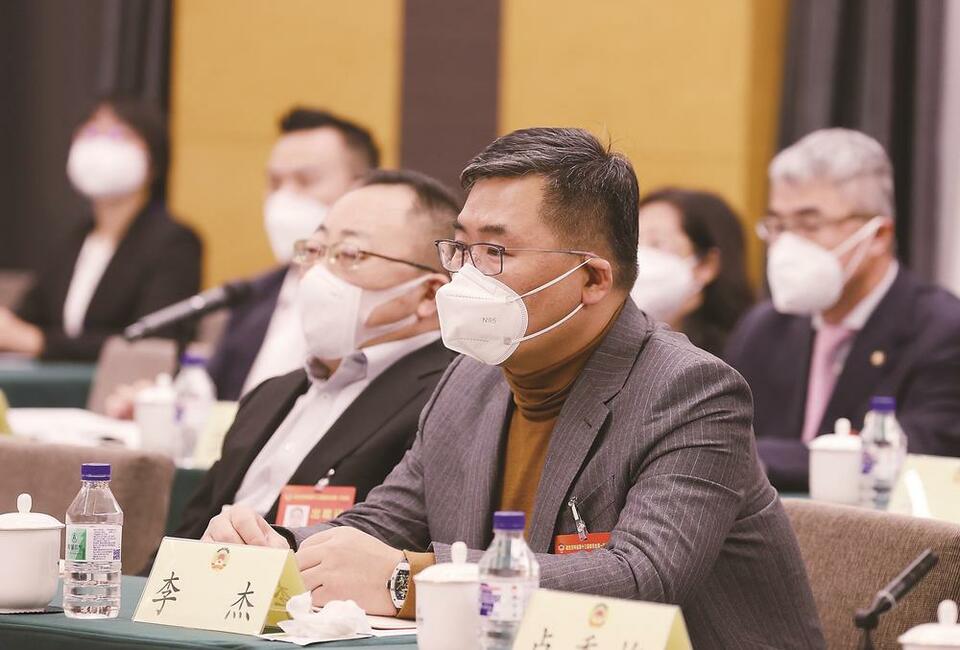 凝聚共识促发展 同心同德谱新篇_fororder_委员们在分组讨论时纷纷表示，要更好地发挥委员作用，建言献策，履职尽责。2