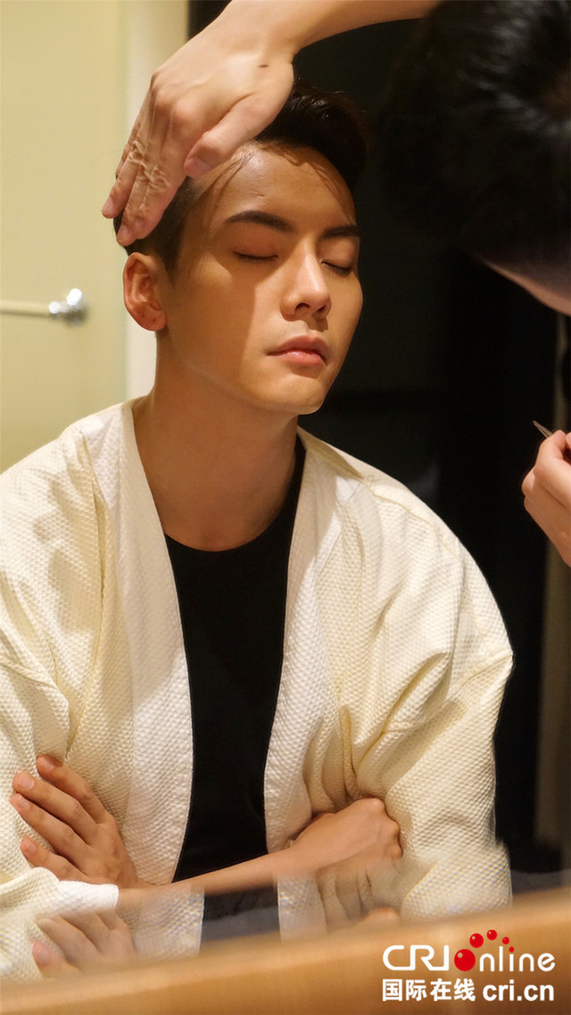 陈伟霆巡演上海站门票被秒杀 大快朵颐享受佳酿美食