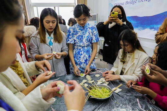 Blending the Chinese Flavor with the International Style, International Students Gather in Shenyang to Celebrate the Preliminary Eve of the Lunar New Year_fororder_辽宁频道-“中国味”对话“世界范” 海外留学生相聚沈阳过小年2302