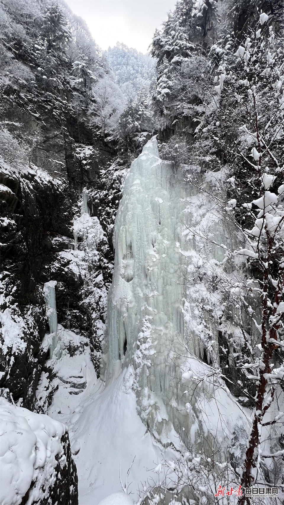 积石山县大墩峡的雪景图片