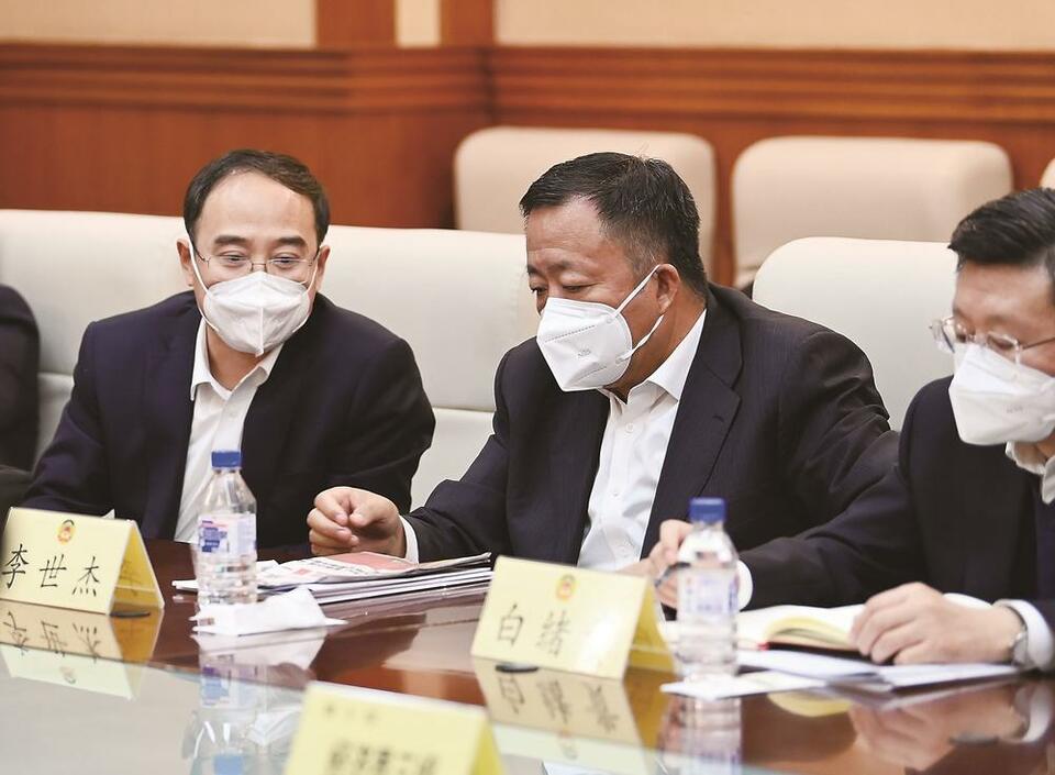 凝聚共识促发展 同心同德谱新篇_fororder_委员们在分组讨论时纷纷表示，要更好地发挥委员作用，建言献策，履职尽责。