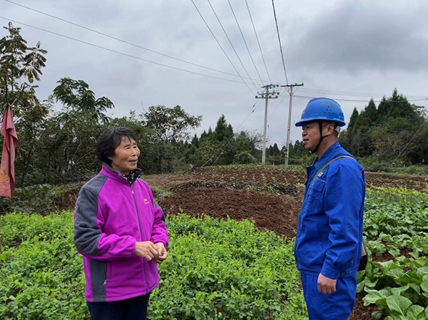 國網蓬安縣供電公司：加強過程監督 全力保障客戶溫暖過冬_fororder_紀檢人員向村民了解供電員工服務情況--攝影-呂歡